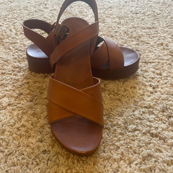 Universal Thread brown platform sandals - Picture 3 of 3